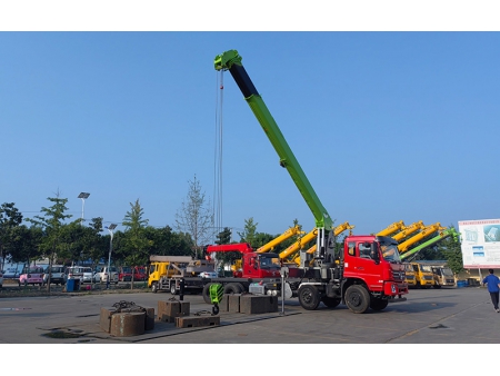 Xe tải gắn cẩu 20T
