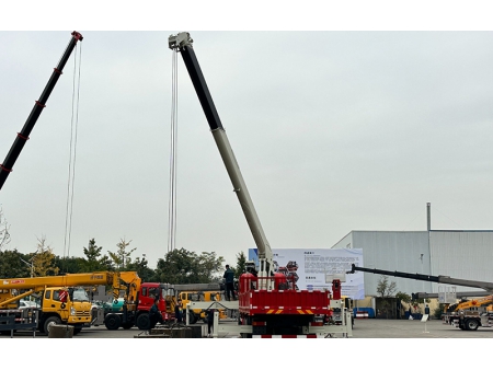 Xe tải gắn cẩu 20T