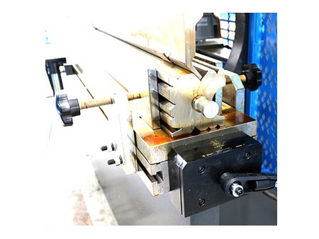 Máy chấn servo điện-thủy lực CNC kết hợp bộ điều khiển DELEM DA66T
