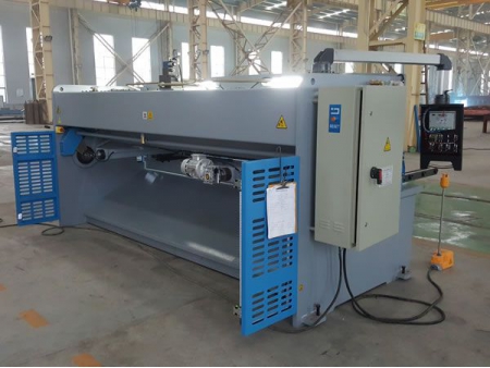 Máy Cắt Tôn Thủy Lực CNC